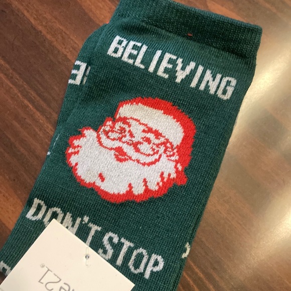 Santa 🌲 NWT don’t stop believin pun punny socks Christmas socks 🎅🏼 - Picture 2 of 2